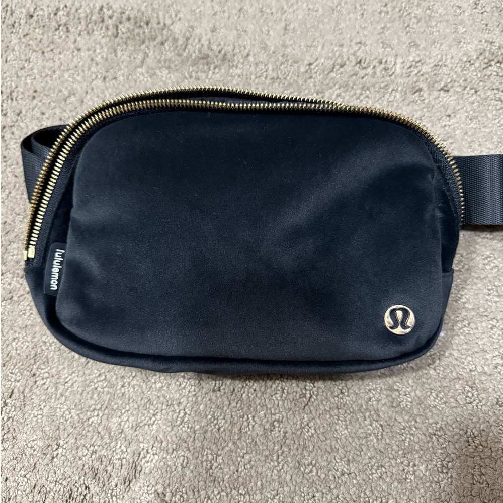 Lululemon EVERYWHERE BELT BAG 1L *VELOUR Black/Gold